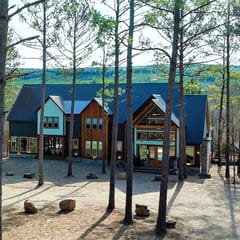 Castle Black - Secluded|Creekside|8 BD/8.5 Bath