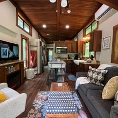 Snuggle Up-Swimming Pool & Clubhouse - Tiny House