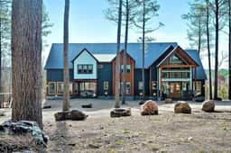 Castle Black - Secluded|Creekside|8 BD/8.5 Bath