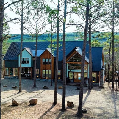 Castle Black - Secluded|Creekside|8 BD/8.5 Bath