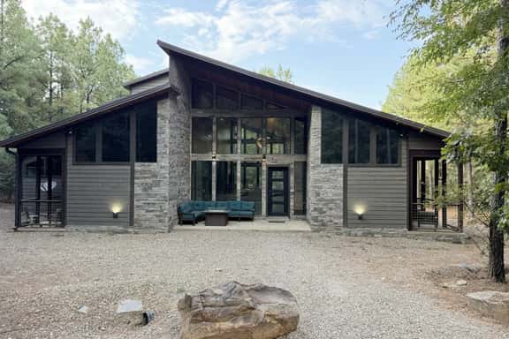 Off The Hook|Luxury|Sleeps 21 - Image 1