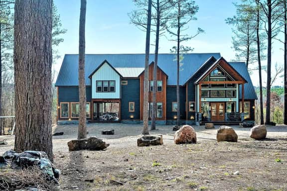 Castle Black - Secluded|Creekside|8 BD/8.5 Bath