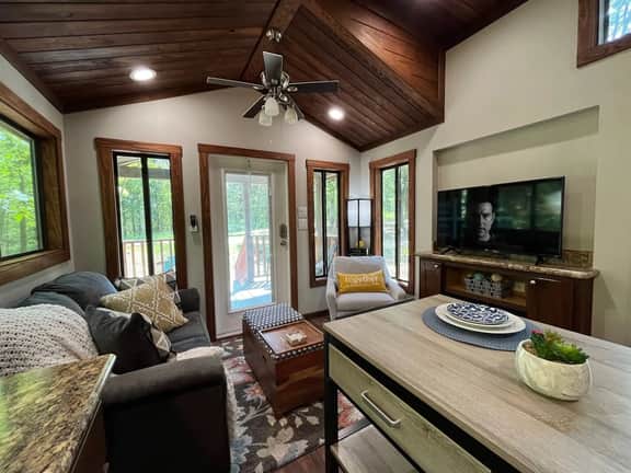 Snuggle Up-Swimming Pool & Clubhouse - Tiny House