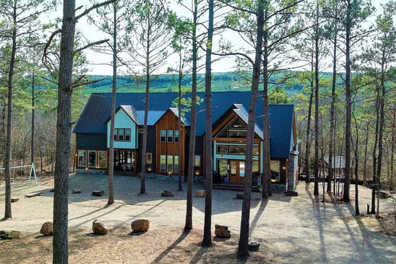 Castle Black - Secluded|Creekside|8 BD/8.5 Bath