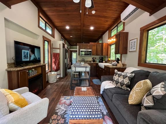 Snuggle Up-Swimming Pool & Clubhouse - Tiny House