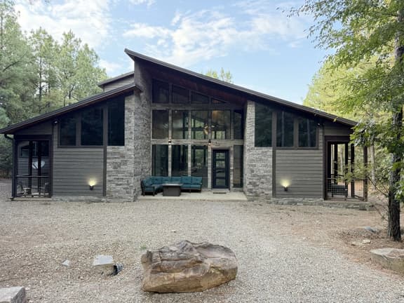 Off The Hook|Luxury|Sleeps 21 - Image 1
